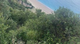 Uitzicht op Naaktstrand Paralia Milos in Griekenland