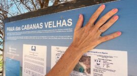 De ingang van Naaktstrand Praia das Cabanas Velhas (Portugal)