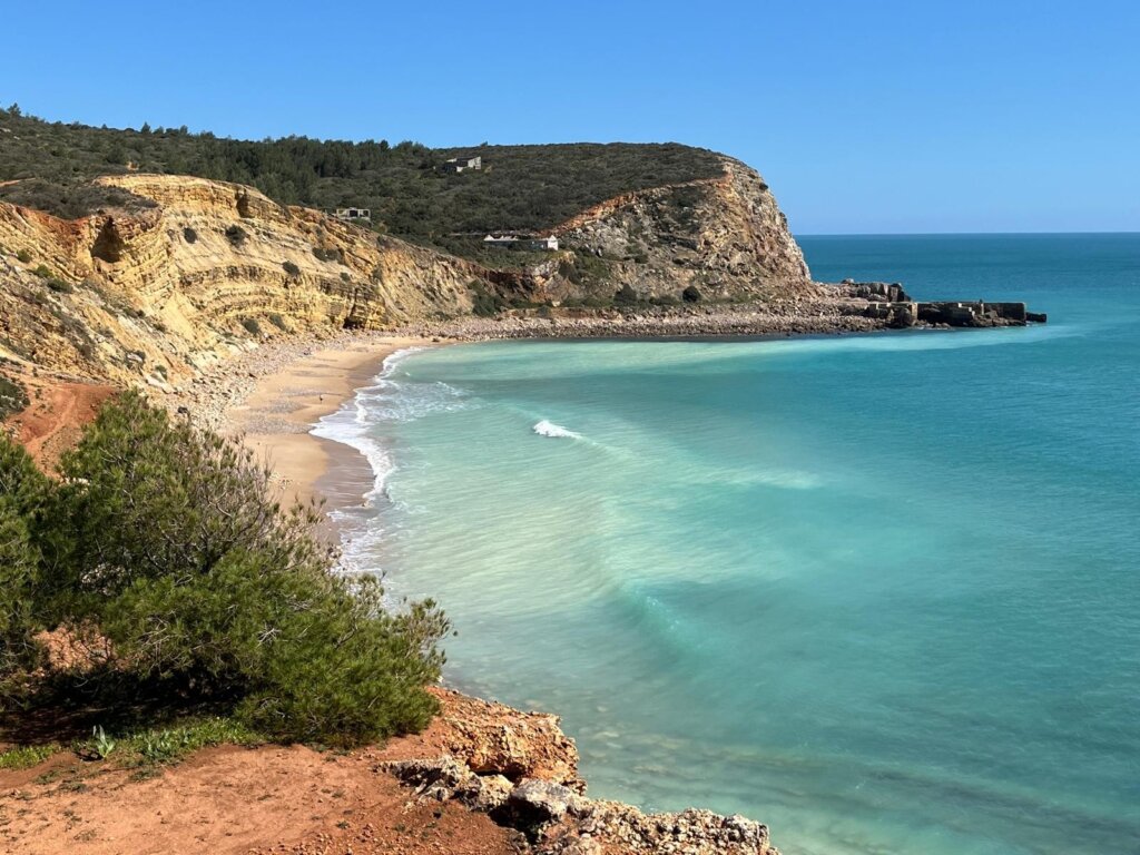 Uitzicht over Naaktstrand Praia das Cabanas Velhas (Portugal)