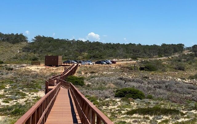 boardwalk op Naaktstrand Praia do Monte Velho