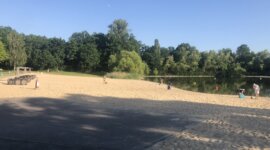 Naaktstrand Strandbad Wostra is omgeven door bos