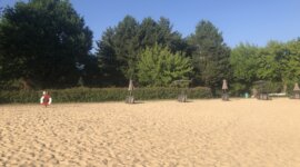 Naaktstrand Strandbad Wostra met parasols
