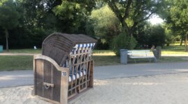 rieten zitbank op Naaktstrand Strandbad Wostra