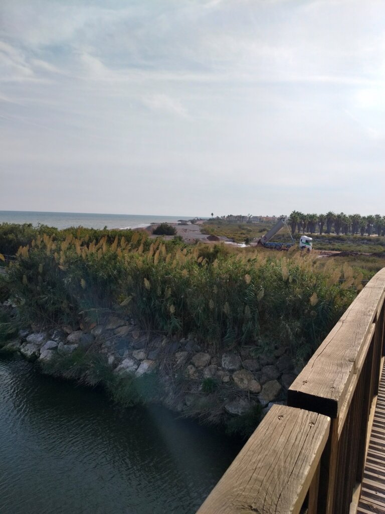 houten voetgangersbrug naar Naaktstrand Playa Beniesma