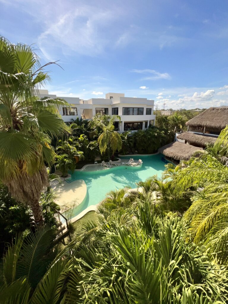 Luxe Intima Resort in Tulum met zwembad en tropische omgeving