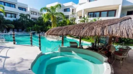 Luxe Intima Resort in Tulum met zwembad en tropische omgeving