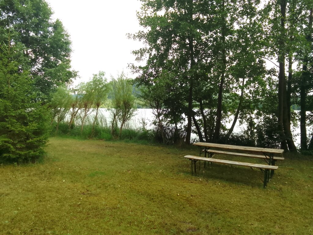 naakt recreëren op het gras op Naaktstrand Hamr na Jezere
