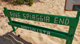 Eind bebording op Naaktstrand Baia delle Ninfe op het eiland Sardinië in Italië