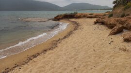 Kustlijn van Naaktstrand Baia delle Ninfe op Sardinië in Italië