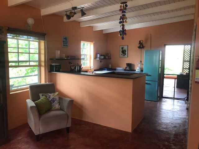 open keuken in guesthouse van naturisten accommodatie dos iguana op Bonaire