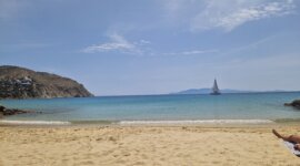 Kleine baai van Naaktstrand Elia Nudist Beach op Mykonos