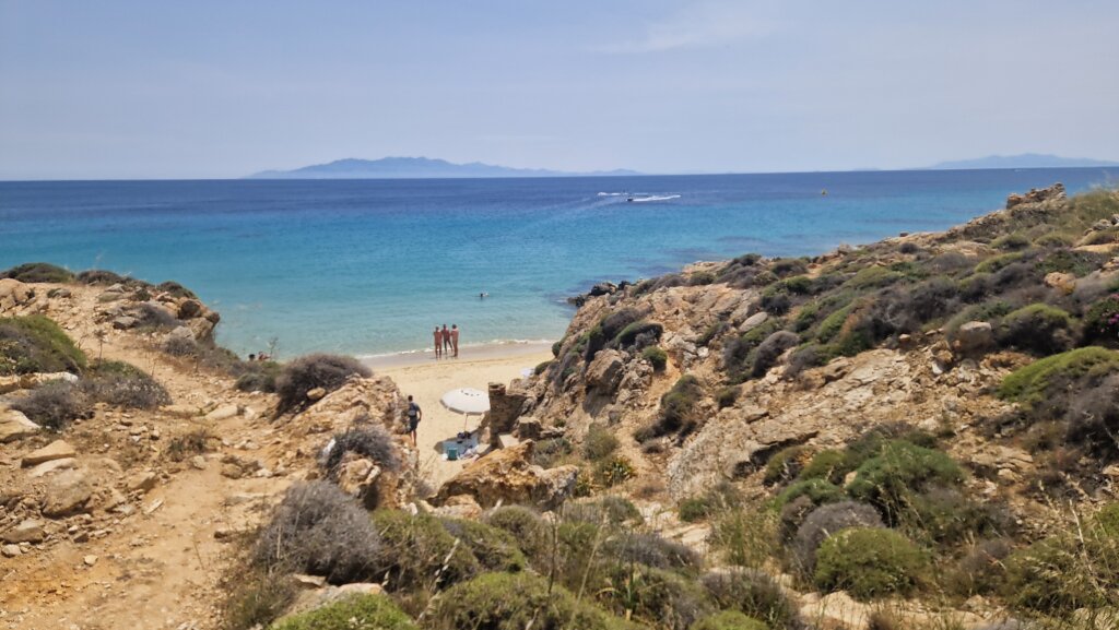 Kleine baai van bovenaf gezien van Naaktstrand Elia Beach op Mykonos