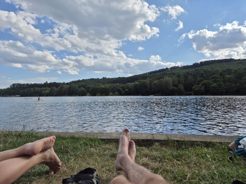 relaxen aan het water op Naaktstrand Brno-Kníničky in Tsjechië