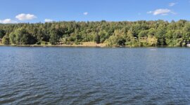 uitzicht over water op Naaktstrand Brno-Kníničky  in Tsjechië