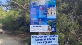 Bord naar Naaktstrand Spiaggia Termitosa in Puglia, Italië