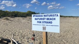 Bord op strand Naaktstrand Spiaggia Termitosa in Puglia, Italië