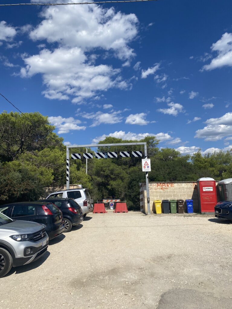 Parkeerplaats voor naaktstrand Spiaggia Termitosa in Puglia, Italië