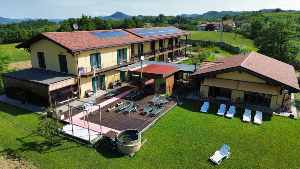 luchtfoto vanNaturistenaccommodatie Casala del Valle in Spigno Monferrato in Italië