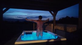 Whirlpool bij avondlicht op Naturistenaccommodatie Casala del Valle