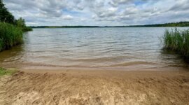 zoetwatermeer op strand Naaktstrand Borna in Sachsen, Duitsland