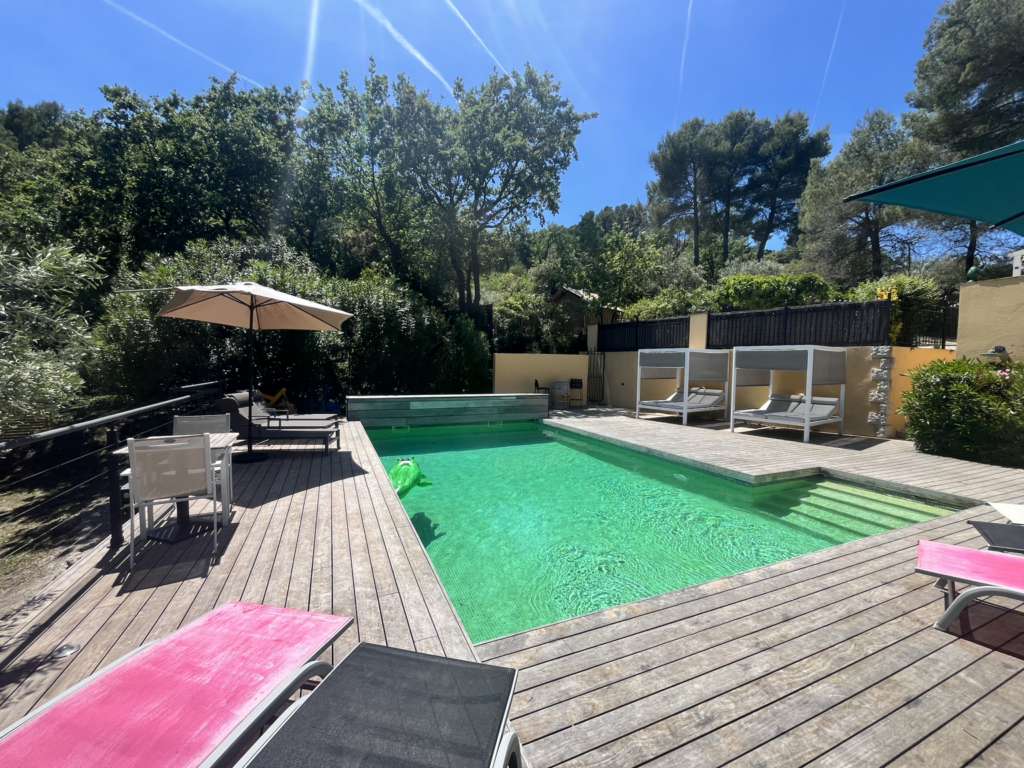 Zwembad met ligbedden op Naturisten accommodatie Villa Oriél