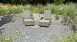 Relax fauteuils op terras van Naturisten Accommodatie Vakantiehuis Eden