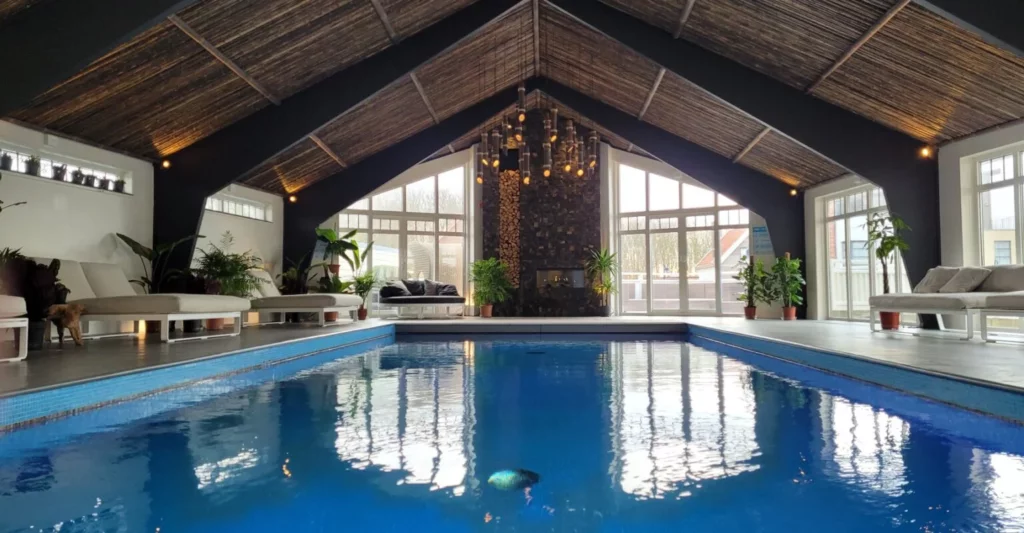 Verwarmd binnenzwembad en wellnessruimte in Hotel Noordzee Cadzand