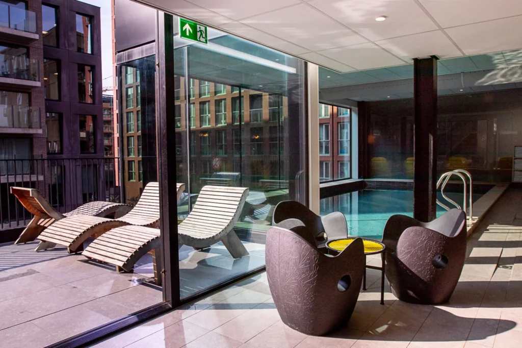 Binnenzwembad en wellnessruimte van Spa Steam bij Inntel Hotels Amsterdam Landmark