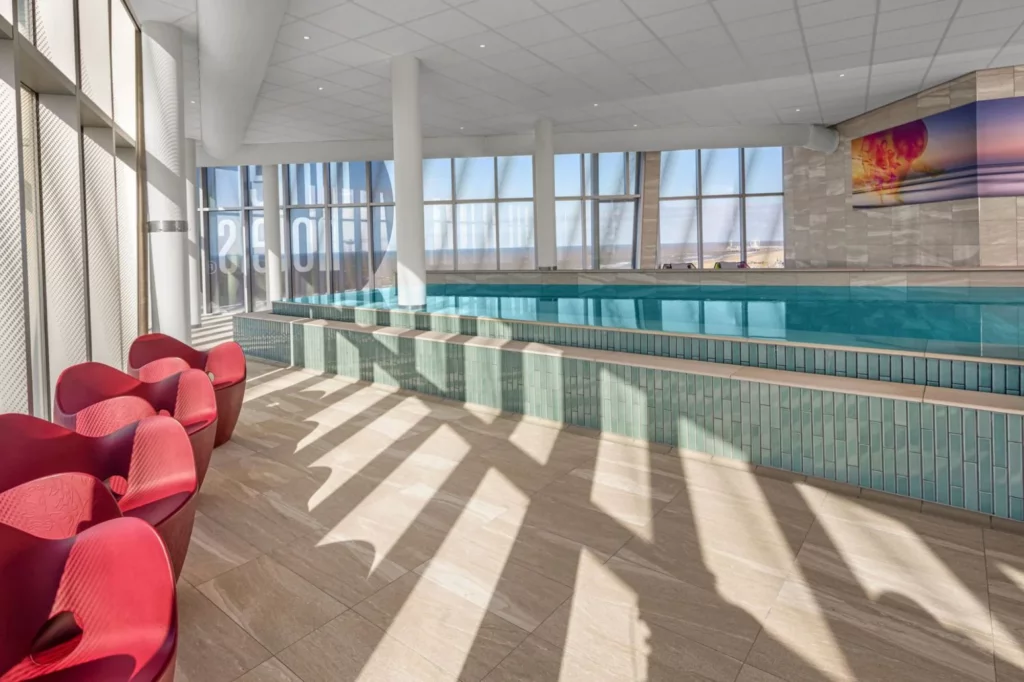 Binnenzwembad van de wellness met panoramisch uitzicht op zee bij Inntel Hotels Den Haag Marina Beach op BlootKompas