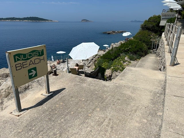 trap met bebording naar Naaktstrand Hotel Croatia Cavtat