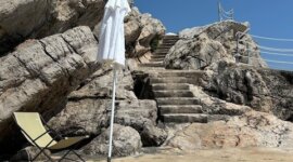 ligstoel en parasol Naaktstrand Hotel Croatia Cavtat