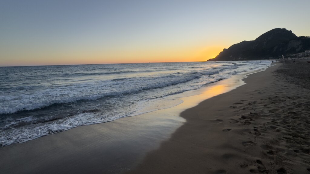 Zonsondergang op naturisten strand Glyfada Beach