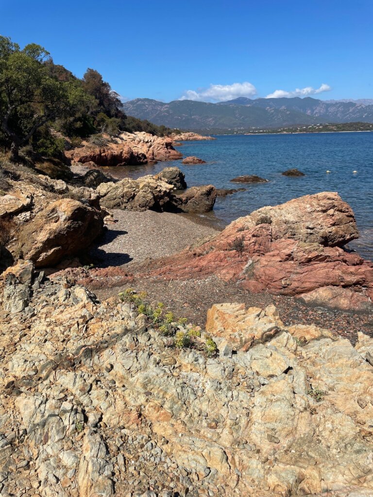 linkerdeel achter de rotsen van Naaktstrand Plage De Pavellone