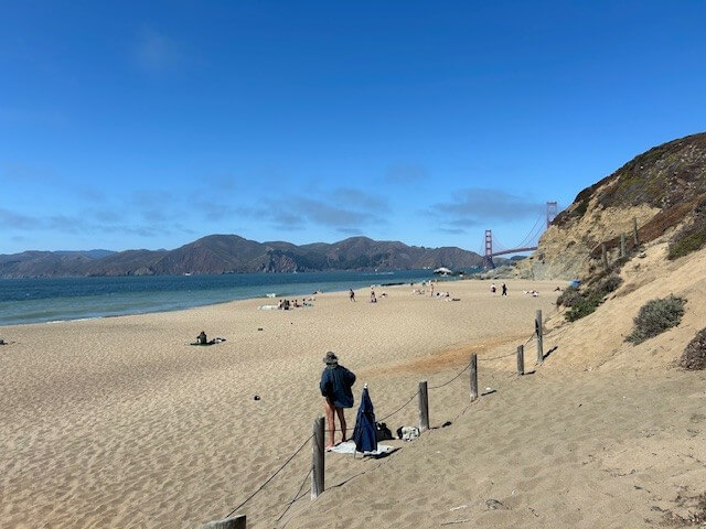 Strand met zicht op Golden Gate Brug