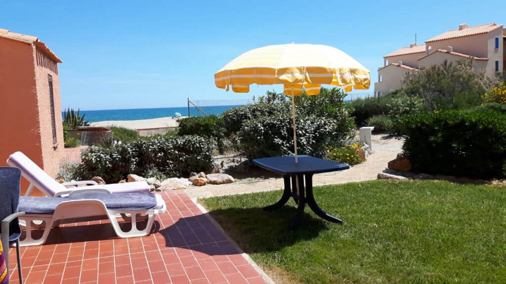 tuin met zeezicht op Naturisten Accommodatie Aphrodite Village 713