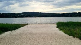 zandpad naar het meer op Naturistencamping Kemp Ustek