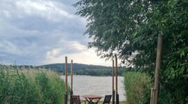 steiger aan het water met zitje op Naturistencamping Kemp Ustek