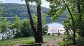 zonnen aan een groot meer op Naaktstrand Bukovec nudapláž