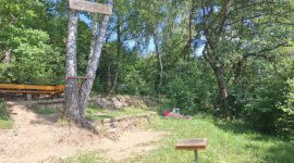 bloot zonnen onder de bomen Naaktstrand Bukovec nudapláž