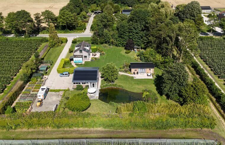 luchtopname van Naturisten accommodatie Aromana