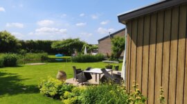 bloot recreëren in de tuin van naturisten accommodatie Aromana
