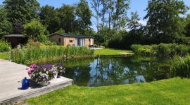 zwemvijver in Naturisten accommodatie Aromana