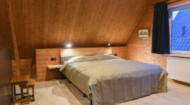 groot tweepersoonsbed op Naturisten Accommodatie Sans Voiles