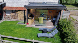 Tuinkamer en ligbedden van Naturisten Accommodatie Sans Voiles