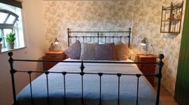 spijlenbed met kussens Naturisten in Bed and Breakfast Waard en Weide