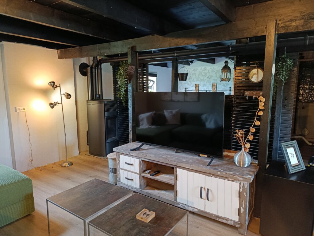 het polderhuisje in Naturisten Bed and Breakfast Waard en Weide heeft een grote flatscreen
