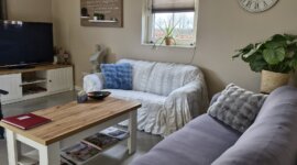 zithoek met grote flatscreen televisie