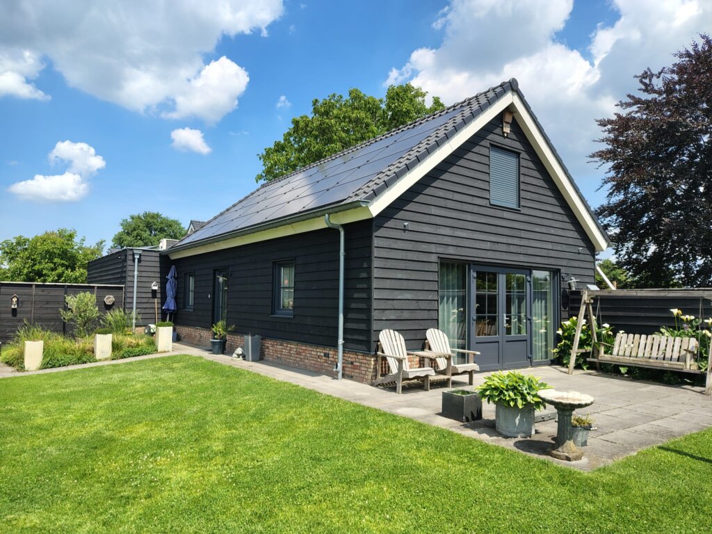 Naturisten Accommodatie Ut Peeleind is een ruime vakantiewoning met grote tuin en terras