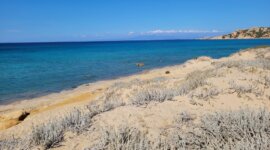 kristalheldere zee op Naaktstrand di Monti Russo