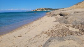 zand en platte rosten op Naaktstrand di Monti Russo
